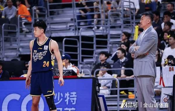 你可是现役国手啊?运动战0分+4失误+发球被断,主帅冲他一顿怒吼